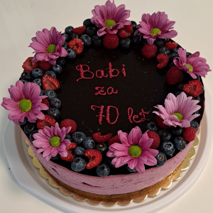 Torta z rožami in sadjem